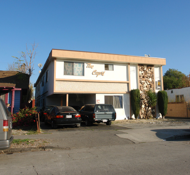 11311 Emelita St in North Hollywood, CA - Building Photo - Building Photo