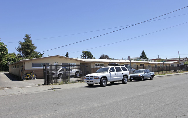 548 105th Ave in Oakland, CA - Foto de edificio - Building Photo