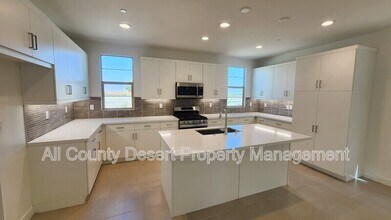 35944 Randall Ln in Palm Desert, CA - Foto de edificio - Building Photo