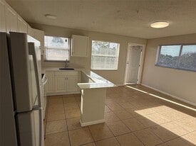 1235 W River Dr in Margate, FL - Building Photo