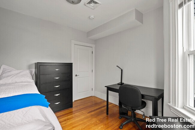 139 Adams St in Waltham, MA - Foto de edificio - Building Photo