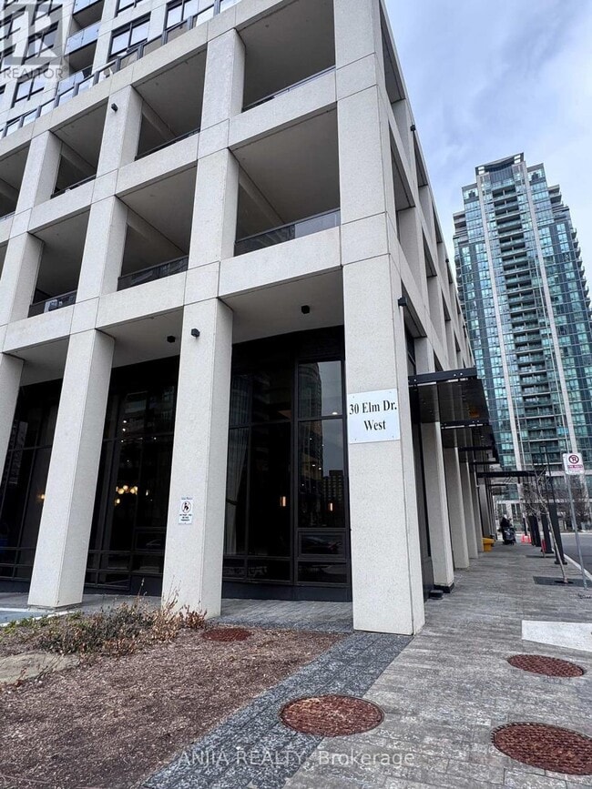 30 Elm Dr W in Mississauga, ON - Building Photo - Building Photo