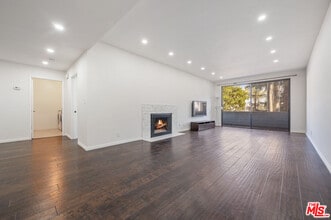 310 Tahiti Way in Marina Del Rey, CA - Building Photo - Building Photo