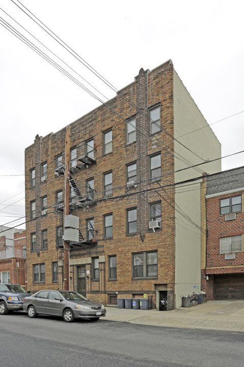 3521 32nd St in Long Island City, NY - Building Photo