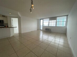 5313 Collins Ave in Miami Beach, FL - Building Photo - Building Photo