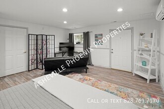 27 Poplar Ln in Woodfin, NC - Foto de edificio - Building Photo