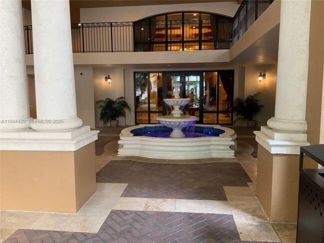 888 Douglas Rd in Coral Gables, FL - Foto de edificio - Building Photo