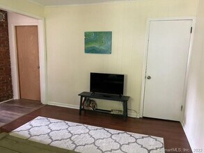 77 Crestwood Rd in Fairfield, CT - Building Photo - Building Photo