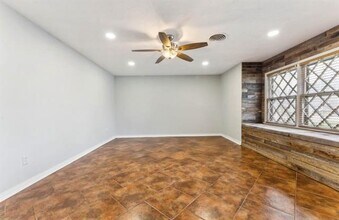 1906 N O'Connor Rd in Irving, TX - Foto de edificio - Building Photo