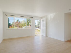 2402 SW 329th St in Federal Way, WA - Building Photo - Building Photo
