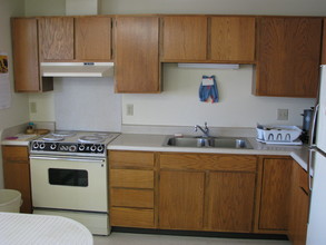 Hampton Court Apartments in International Falls, MN - Building Photo - Building Photo