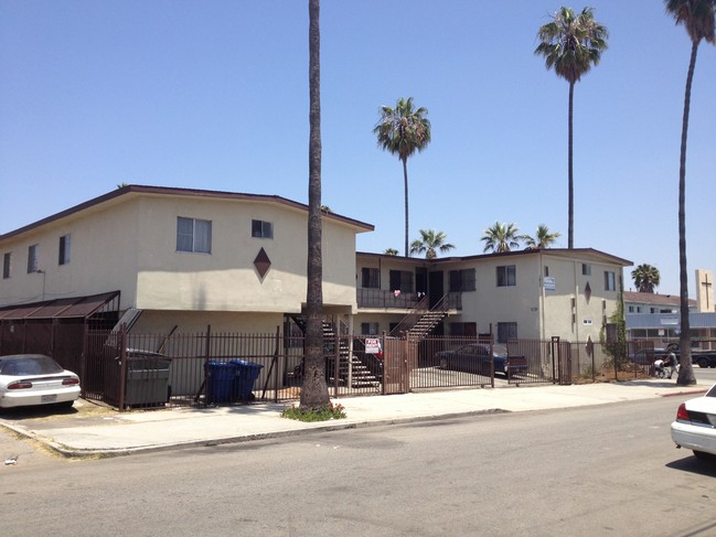 1805 W 82nd St in Los Angeles, CA - Foto de edificio - Building Photo