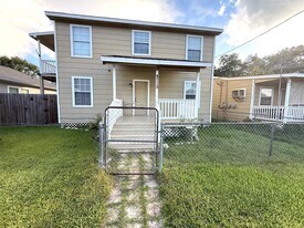 4715 16th St in Bacliff, TX - Building Photo