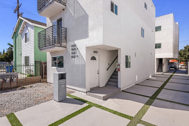 1885 1/2 W 20th St, Unit 1885 12 in Los Angeles, CA - Foto de edificio - Building Photo