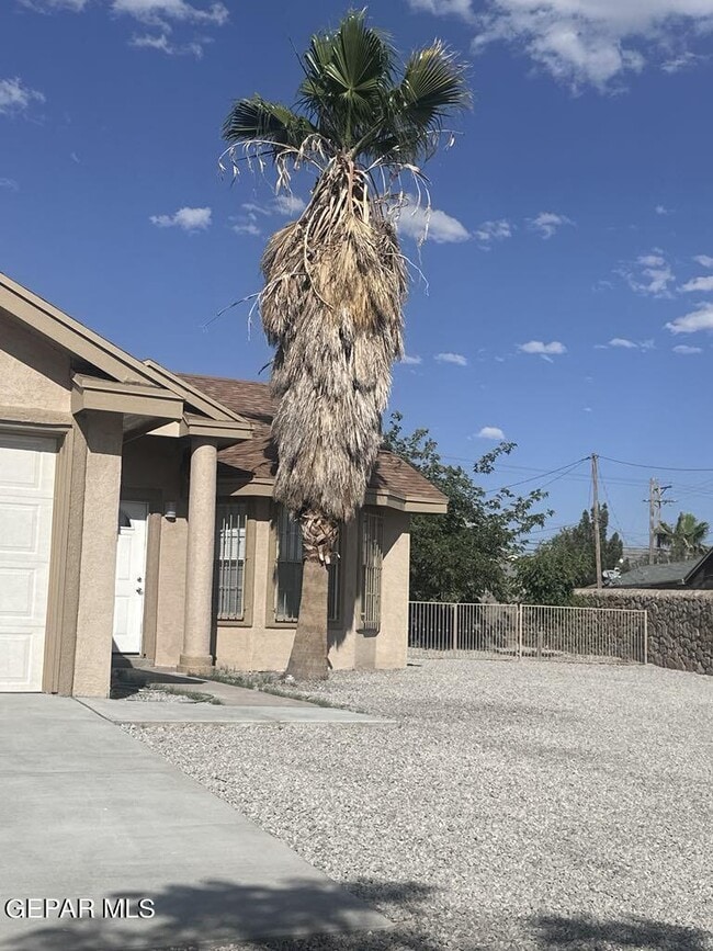 5884 Doniphan Dr in El Paso, TX - Building Photo - Building Photo