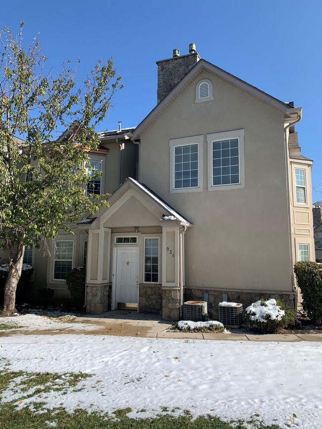 property at 921 Courtyard Ln