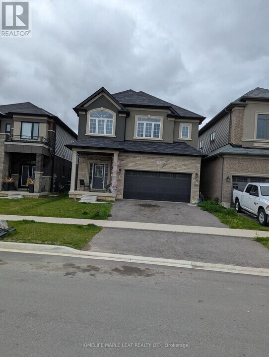 8 STAUFFER Rd in Brantford, ON - Building Photo