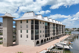 Barefoot Pelican in Naples, FL - Foto de edificio - Building Photo