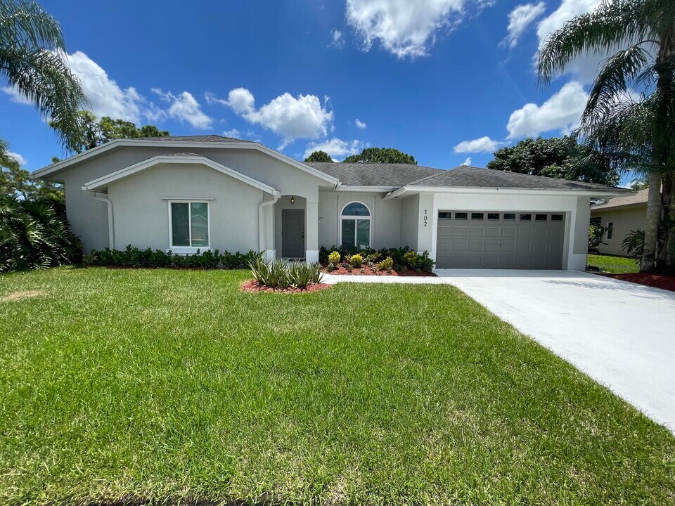 102 Greenwood Pl in Royal Palm Beach, FL - Foto de edificio