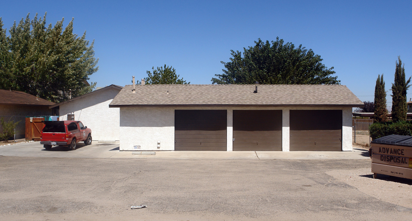 16010 Olive St in Hesperia, CA - Building Photo