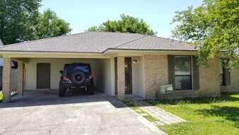 110 Stable Creek Dr in Lafayette, LA - Building Photo