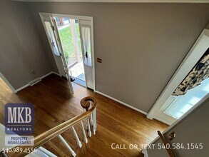 5175 Lakeland Dr in Cave Spring, VA - Foto de edificio - Building Photo