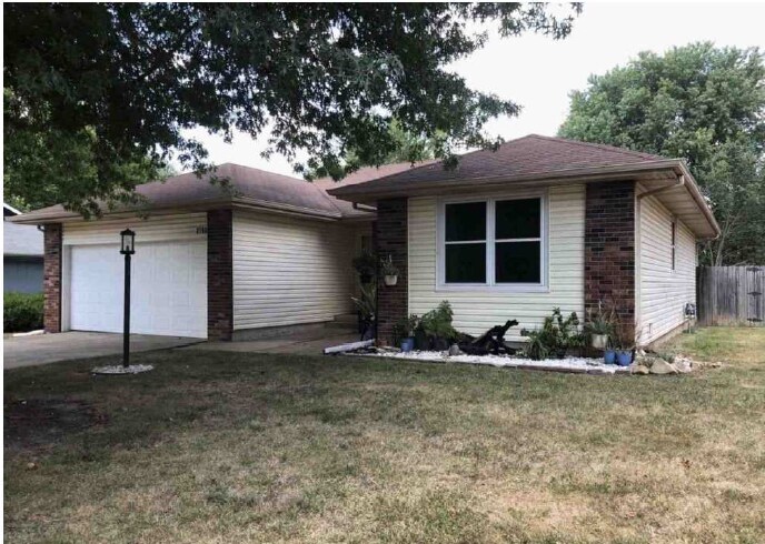 2793 W Katella Ln in Springfield, MO - Building Photo