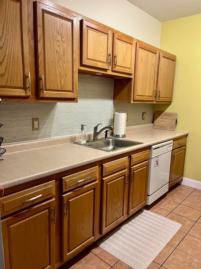 18 Harbor Ave-Unit -304 in Nashua, NH - Building Photo - Building Photo