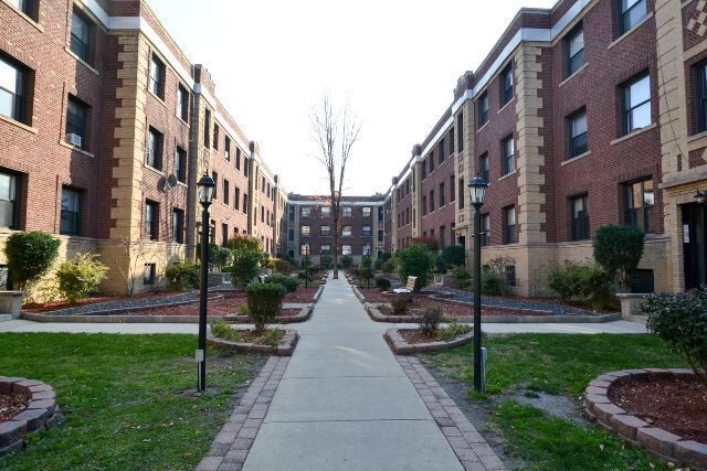 830 W Waveland Ave in Chicago, IL - Building Photo