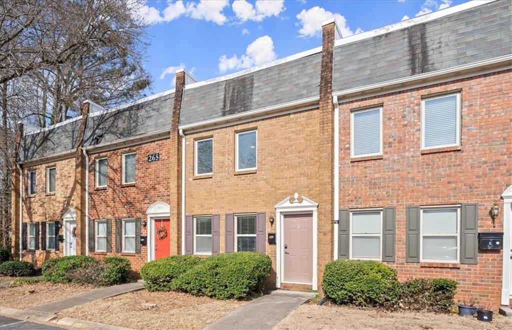 265 Winding River Dr in Sandy Springs, GA - Foto de edificio