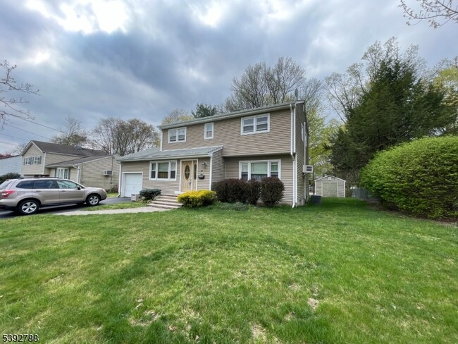 42 Willow Way in Wanaque, NJ - Building Photo - Building Photo
