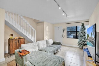 9851 Riverside Dr in Coral Springs, FL - Building Photo - Building Photo