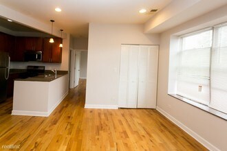 7223 N Rogers Ave-Unit -Unit 1 in Chicago, IL - Building Photo - Building Photo