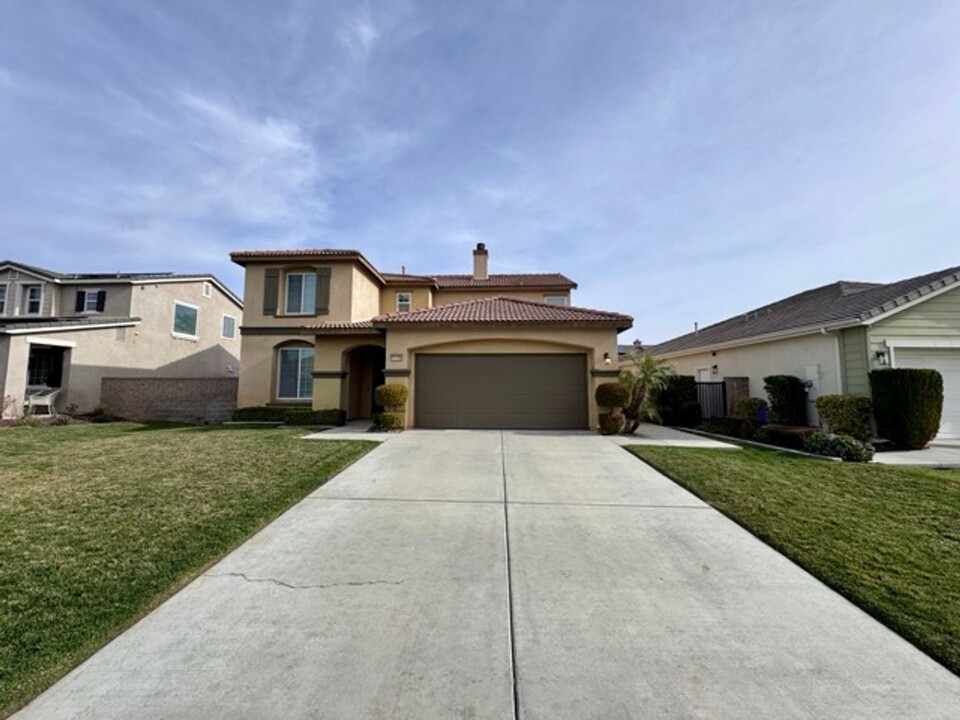 35806 Bobcat Way in Murrieta, CA - Building Photo