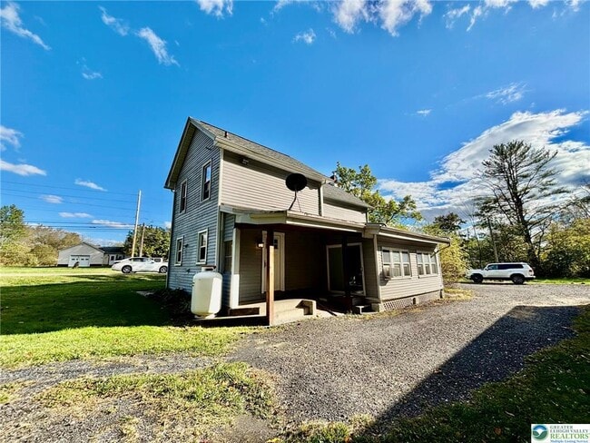 181 E Moorestown Rd in Wind Gap, PA - Foto de edificio - Building Photo