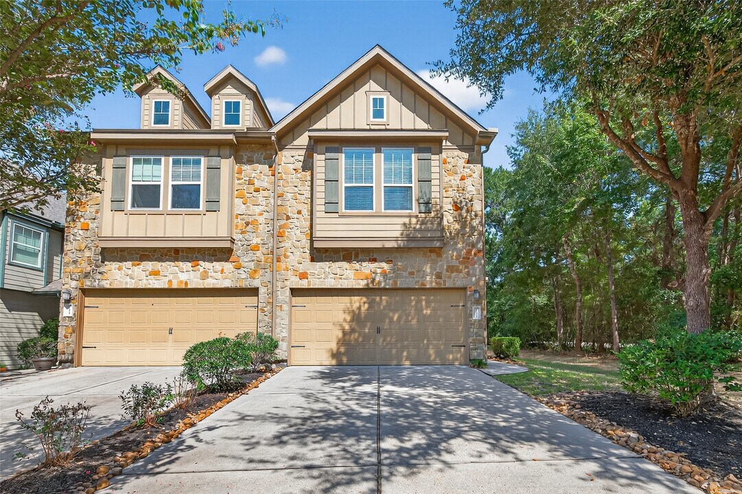 137 Cheswood Manor Drive in The Woodlands, TX - Building Photo