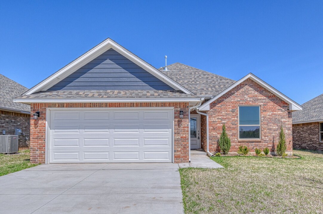9309 Northwest 142nd Street in Yukon, OK - Building Photo