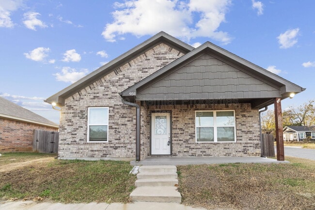 property at 931 N Barrett Ave