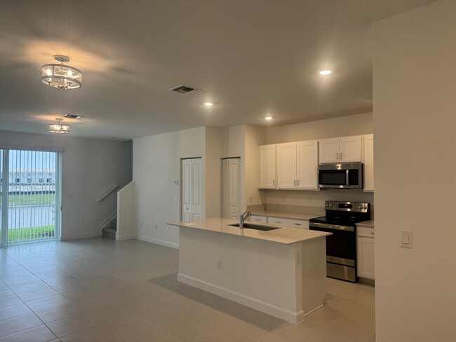 220 SE Woodbark St in Port St. Lucie, FL - Building Photo - Building Photo