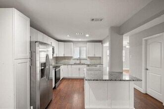 207 E Harwood Rd in Euless, TX - Building Photo - Building Photo