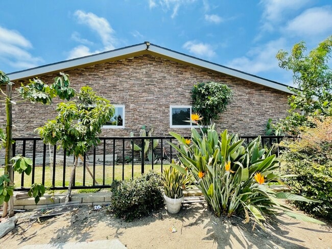 17381 Jacquelyn Ln in Huntington Beach, CA - Foto de edificio - Building Photo