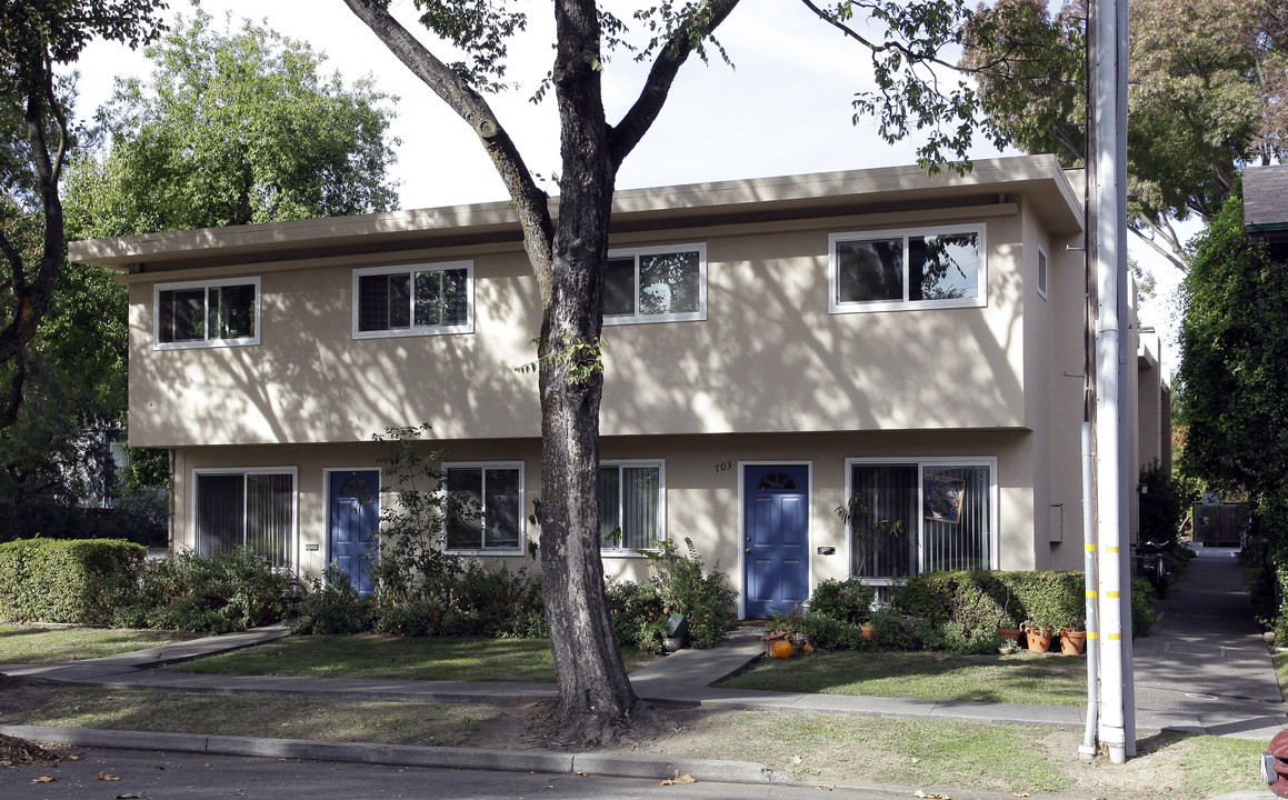 701-716 F St in Davis, CA - Foto de edificio