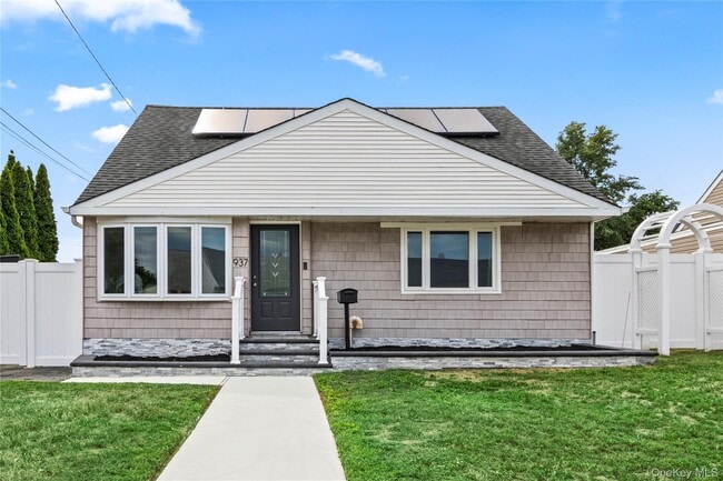 937 Bowling Green Dr in Westbury, NY - Building Photo - Building Photo