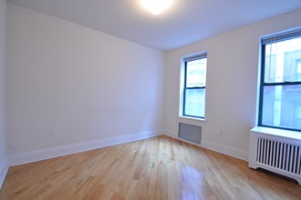 130 E 70th St in New York, NY - Building Photo - Building Photo