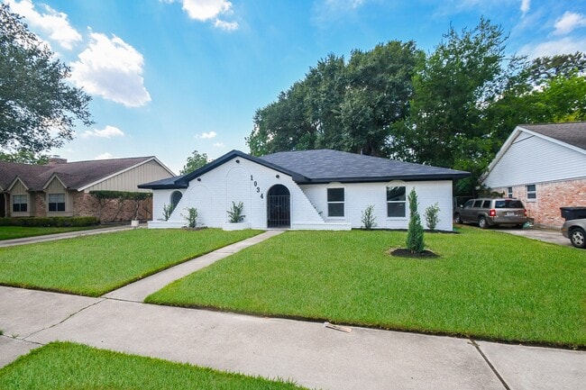 property at 1034 W Donovan St