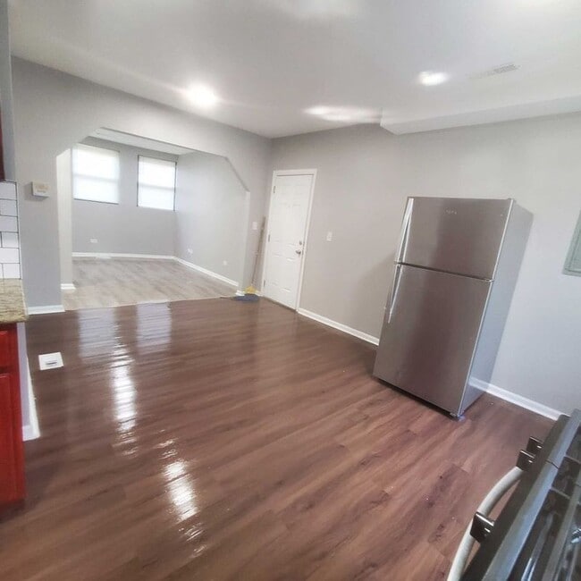 7527 S Colfax Ave in Chicago, IL - Building Photo - Building Photo