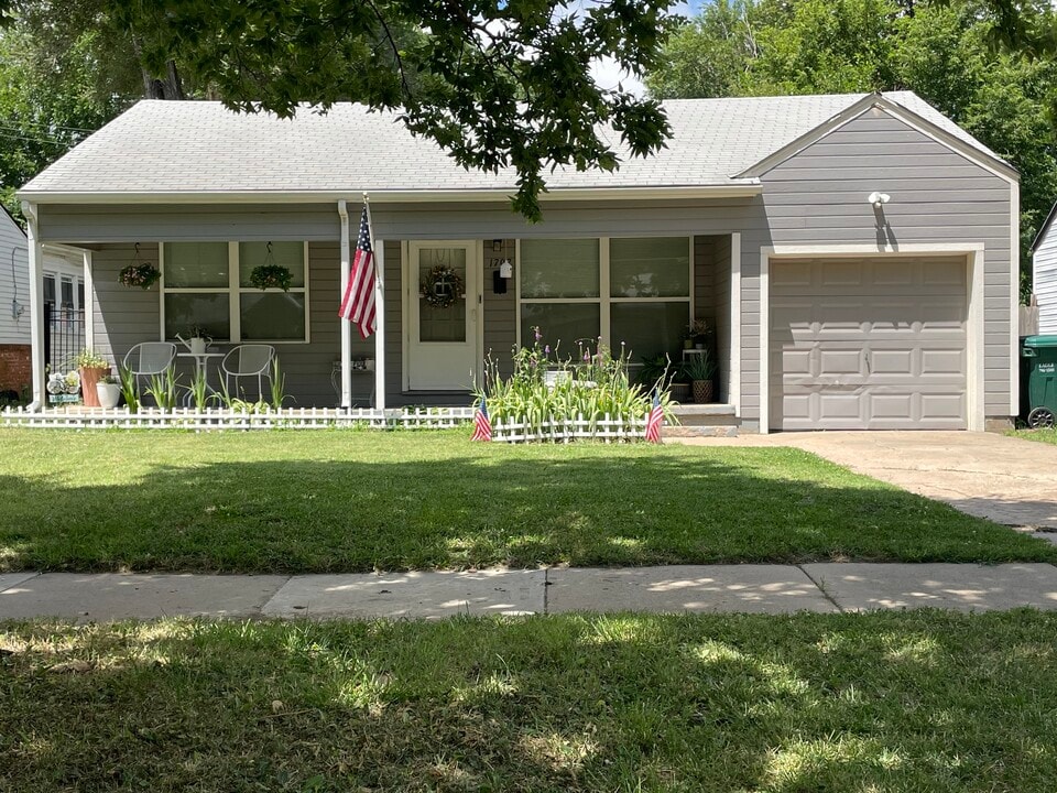 1707 S Estelle St in Wichita, KS - Foto de edificio