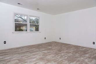 3744 Cape Henry Ave in Norfolk, VA - Foto de edificio - Building Photo