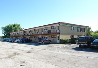 42 King Arthur Dr in Northlake, IL - Foto de edificio - Building Photo