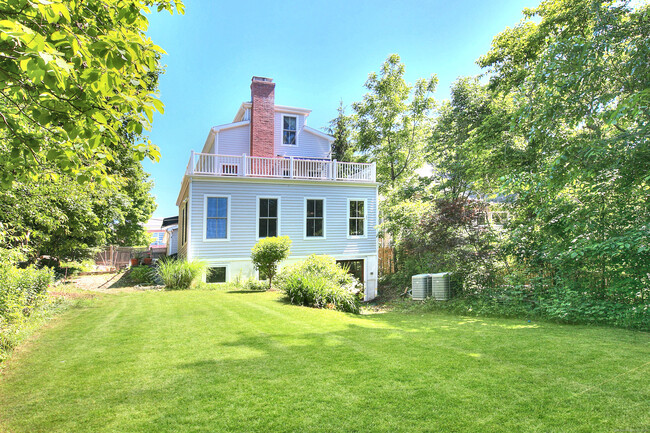 12 Burr Rd in Westport, CT - Foto de edificio - Building Photo